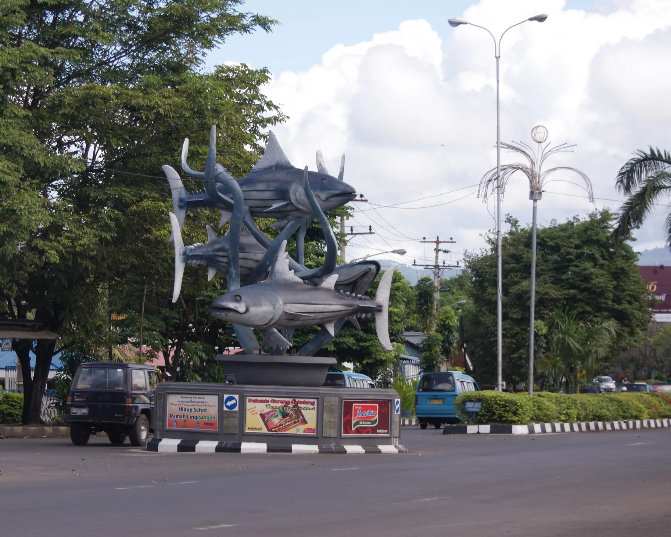 Patung Cakalang — penanda Kota Bitung.