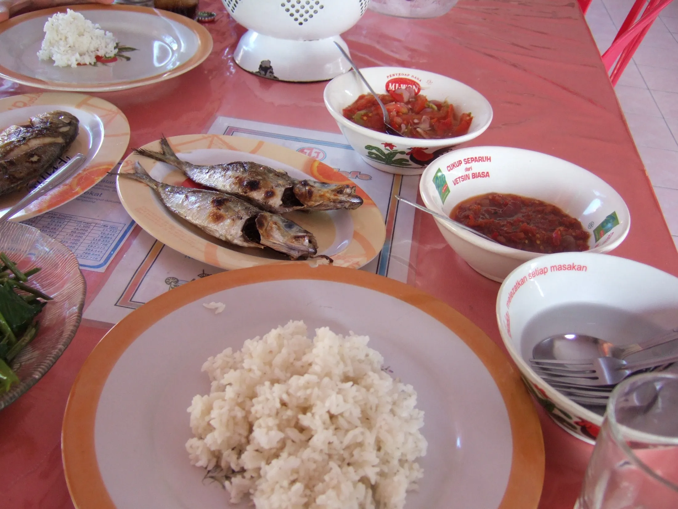 Ikan bakar dengan nasi dan sambal, difoto di Bitung.