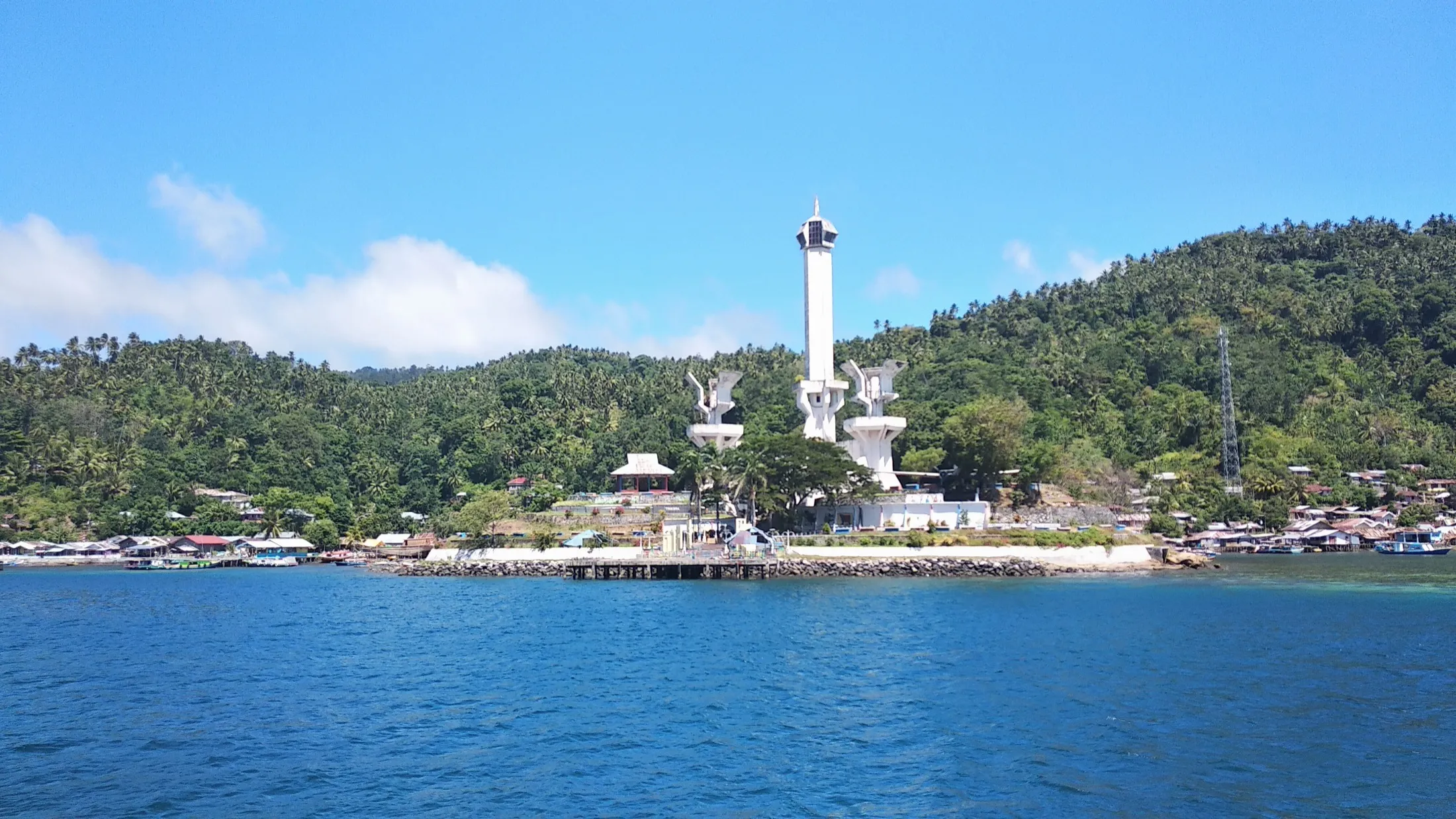 Tugu Trikora di Batu Lubang, Pulau Lembeh.